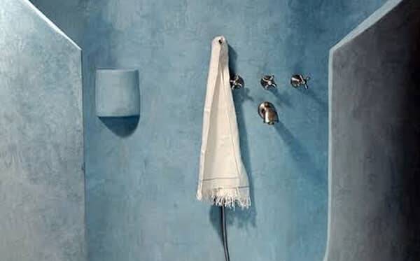 Shower with seamless Tadelakt plaster walls and a hanging towel