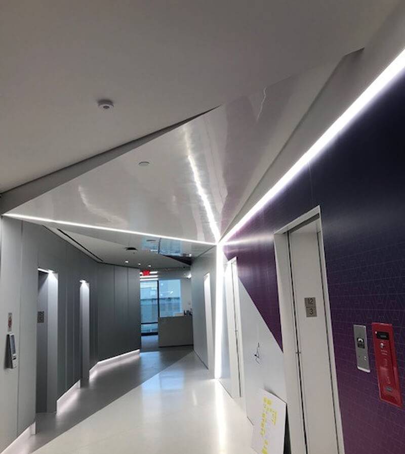 Corridor with a seamless plaster ceiling and wall, completed by Senza