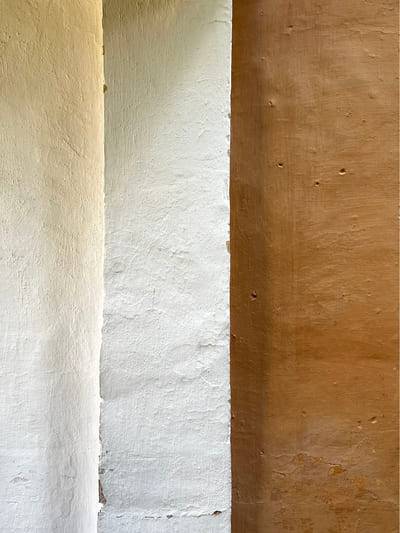 Two-tone lime plaster corner in cream and ochre