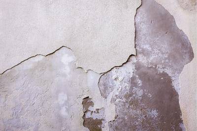 Peeling lime plaster