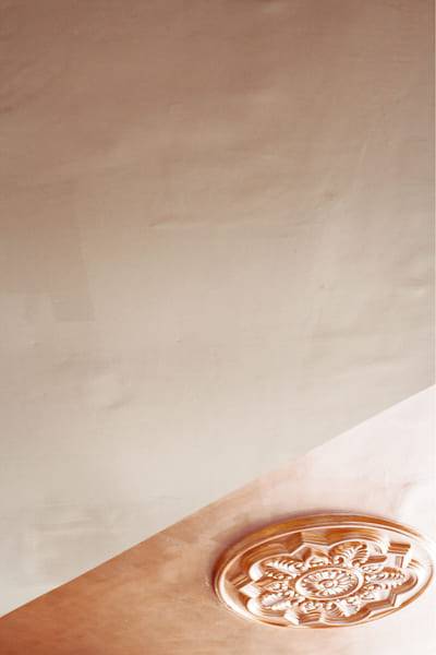 Ceiling cove with an ornamental rose